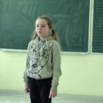 Uczniowie recytują wiersze.