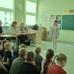 Uczniowie recytują wiersze.