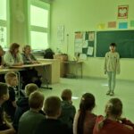 Uczniowie recytują wiersze.