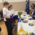 Uczniowie podczas konkursu kulinarnego.