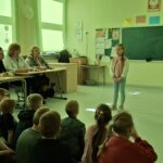 Uczniowie recytują wiersze.