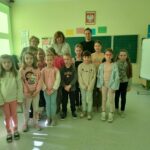 Uczniowie recytują wiersze.