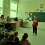 Uczniowie recytują wiersze.