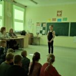 Uczniowie recytują wiersze.