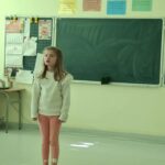 Uczniowie recytują wiersze.