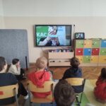 Uczniowie podczas ekofestonu.