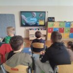 Uczniowie podczas ekofestonu.