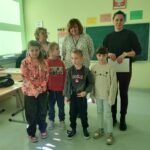 Uczniowie recytują wiersze.