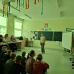 Uczniowie recytują wiersze.