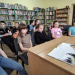 Dziewczęta czytają młodszym kolegom.