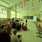 Uczniowie recytują wiersze.