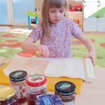 Dzieci pieką ciasteczka.