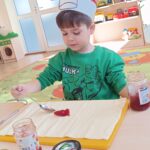 Dzieci pieką ciasteczka.