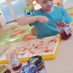 Dzieci pieką ciasteczka.