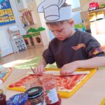 Dzieci pieką ciasteczka.