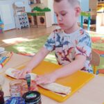 Dzieci pieką ciasteczka.