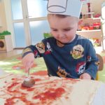 Dzieci pieką ciasteczka.