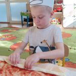 Dzieci pieką ciasteczka.