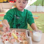 Dzieci pieką ciasteczka.