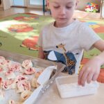 Dzieci pieką ciasteczka.