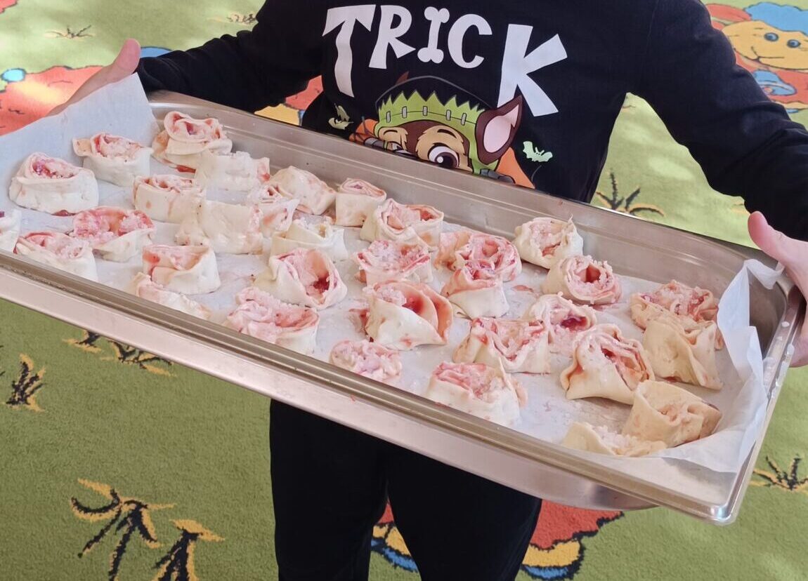 Dzieci pieką ciasteczka.