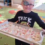 Dzieci pieką ciasteczka.