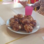 Dzieci pieką ciasteczka.