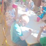 Dzieci pieką ciasteczka.