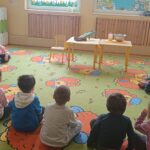 Uczniowie poznają warzywa.