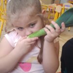 Uczniowie poznają warzywa.