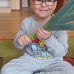 Uczniowie poznają warzywa.