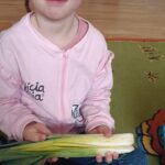 Uczniowie poznają warzywa.