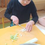 Uczniowie poznają warzywa.