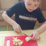 Uczniowie poznają warzywa.