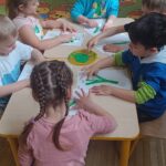 Uczniowie poznają warzywa.