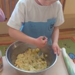 Uczniowie poznają warzywa.