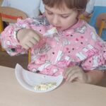 Uczniowie poznają warzywa.