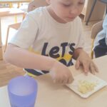 Uczniowie poznają warzywa.