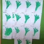 Uczniowie poznają warzywa.