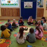 Uczniowie poznają warzywa.