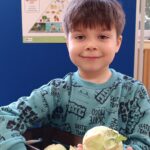 Uczniowie poznają warzywa.