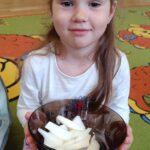 Uczniowie poznają warzywa.