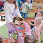 Uczniowie poznają warzywa.