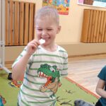 Uczniowie poznają warzywa.