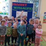 Uczniowie poznają warzywa.