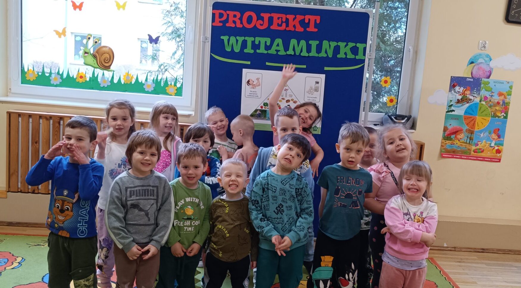 Uczniowie poznają warzywa.