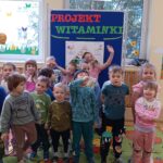 Uczniowie poznają warzywa.