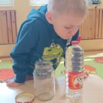 Dzieci wykonują doświadczenia.