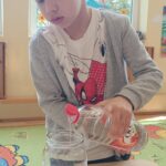 Dzieci wykonują doświadczenia.