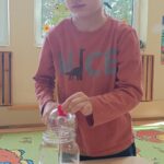 Dzieci wykonują doświadczenia.